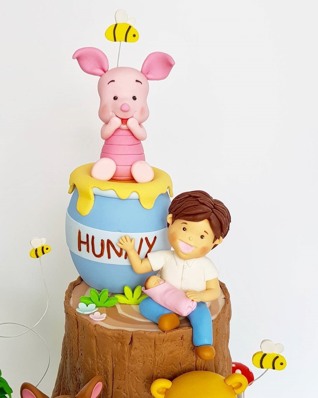 Winnie the pooh and his friend cake kids' birthday party dubai